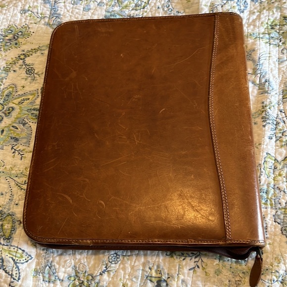 Vintage Day Timer brown leather planner/ folder. Zipper close. Nice worn leather - Picture 8 of 8